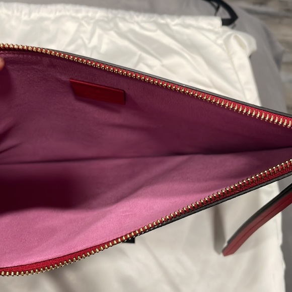 PRICE DROP!!
$375
(Was $595)
GORGEOUS Gucci pouch, with Bosco patch - Picture 4 of 8